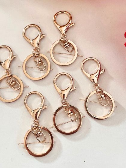 The right hardware can truly elevate your macramé projects. I offer a collection of beautiful and sturdy metal lobster hooks, perfect for keyrings, bag charms, and other small hangings.