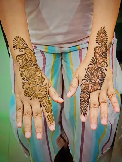 A simple yet elegant Arabic design, featuring a classic peacock-inspired trail on the back of the hand. This is perfect for a minimalist look.