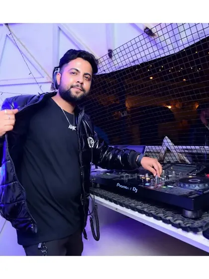 A shot from my Saturday night set at TFR Villa. I always aim to make it happen and shock everyone with an unexpected mix.