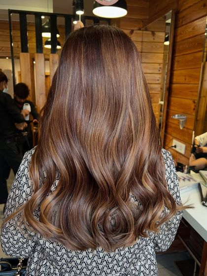A perfect example of a classic global colour and balayage combination. The deeper base provides richness, while the hand-painted balayage pieces add brightness and the illusion of volume.