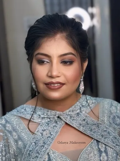 Another angle of this glamorous reception makeup. The focus is on creating a radiant, sculpted look that photographs beautifully.