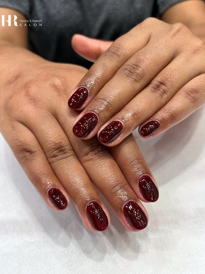 The perfect shade of deep wine red. This gel polish provides a flawless, high-shine finish that is both timeless and incredibly chic, suitable for any nail length or shape.