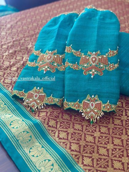 The sleeves feature a scalloped border with intricate detailing.