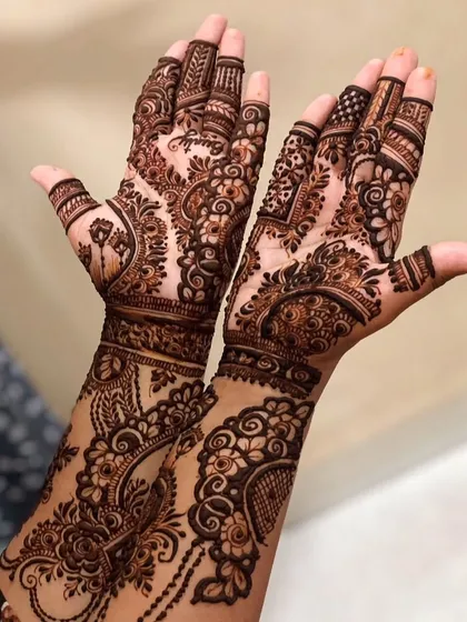 A beautiful Gulf-style design that mixes the boldness of Arabic patterns with the intricate details of Indian mehendi.