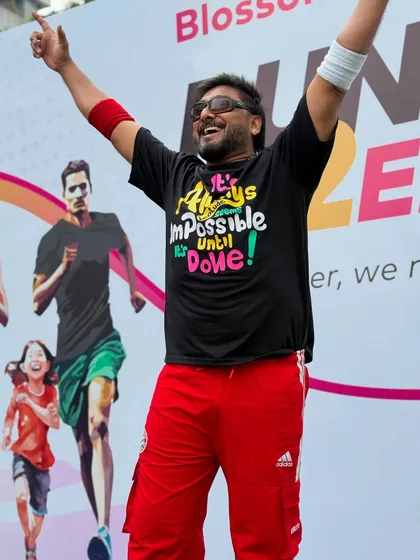 Arms up and full of energy! This is the kind of enthusiasm I love to see. A great shot from the Amdocs-sponsored Blossom Marathon warm-up.