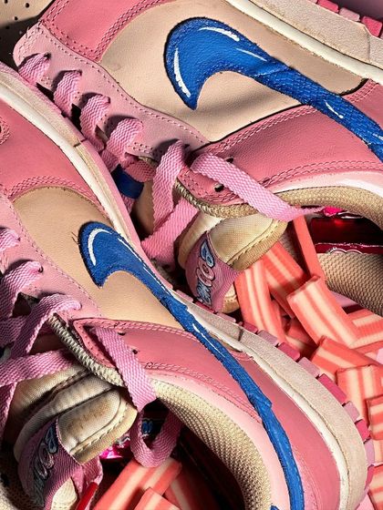 A close-up of the drippy, bubblegum-like swoosh on the Boomer custom Dunks.