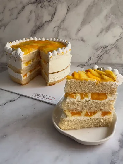Here is a look inside my bestselling Mango Vanilla Cake. You can see the layers of light vanilla sponge, fresh mango chunks, and delicate cream that make every bite a taste of pure sunshine.