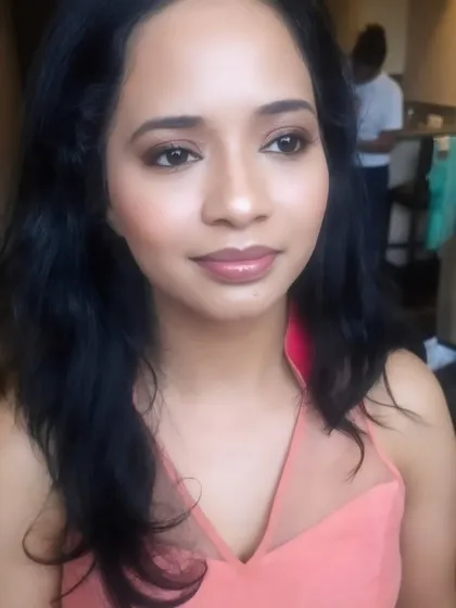 This client is glowing with a natural, soft glam look. The makeup is understated and elegant, perfect for her peach-toned saree.
