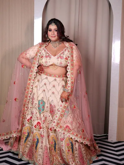 The full look of the plus-size bride in her colorful mehendi lehenga. She looks absolutely radiant and confident.