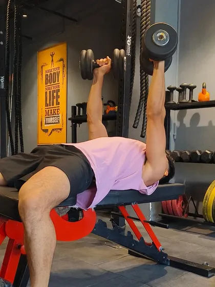 Building a stronger chest and upper body with an incline dumbbell press. This exercise was a key part of the client's successful transformation program. We focus on compound movements like this to maximize muscle gain and fat loss, leading to a stronger, more defined physique.