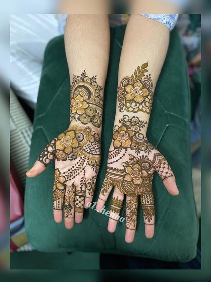 This design features a mix of floral and paisley elements, a classic combination for festive henna.