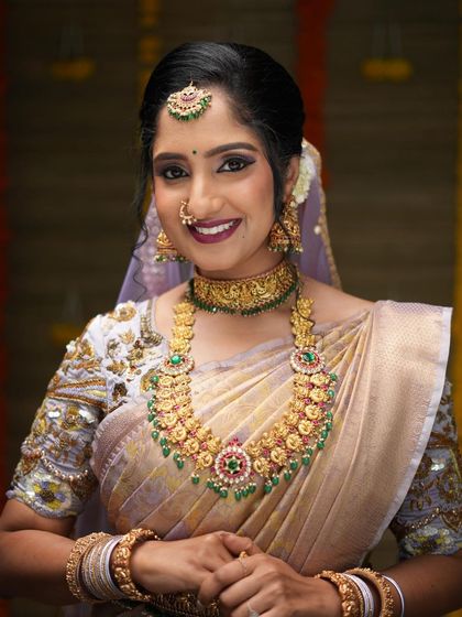 This model showcases one of our beautiful kemp jewellery sets, complete with a choker, haaram, and vaddanam. The soft, glowing makeup highlights the elegance of the jewellery.
