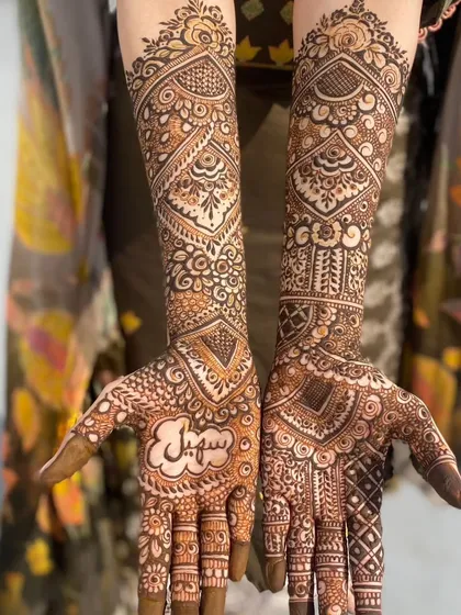 The full view of the stunning design for the bride's sister-in-law, showing both hands.