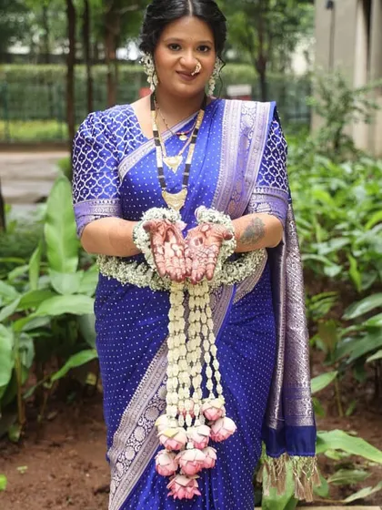 The haath phool (hand harness) in this set is designed with strings of jasmine buds and delicate lotus flowers, beautifully decorating the hands.