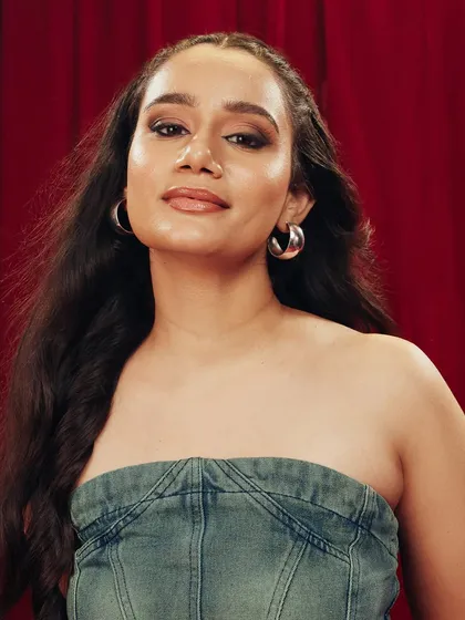 A close-up of a soft smokey eye and loose, textured waves for the Freakins campaign. This is a versatile look that is both glamorous and approachable.