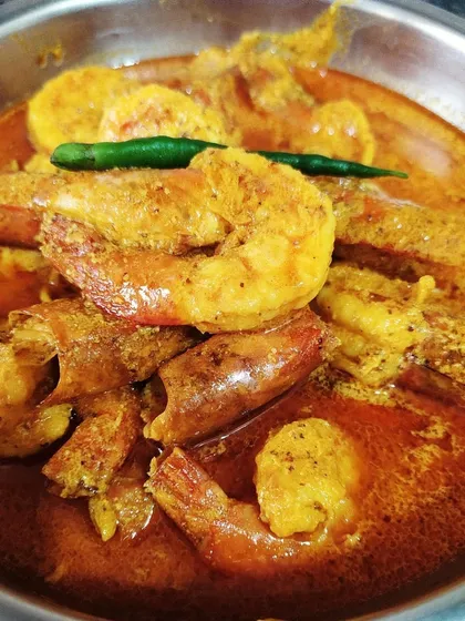 Here is another prawn variant, cooked in my magic yellow gravy. These succulent prawns are lip-smacking good with warm steamed rice, a simple yet delicious seafood curry for your family to enjoy.