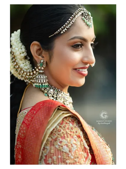 Another gorgeous profile of Likitha. The expertly blended eyeshadow and defined brow frame her eyes beautifully, while the traditional jewelry completes this timeless South Indian bridal look.