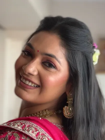 A charming over-the-shoulder glance. The bride's happy expression and the fresh, vibrant makeup make for a truly captivating image.