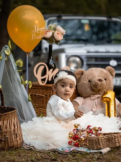 A first birthday celebration set against the beautiful backdrop of the Shimla hills. I arrange these outdoor milestone sessions to feel like a fun family picnic, complete with a custom setup including a tent, balloons, and a teddy bear.