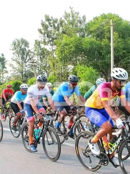 The amateur peloton, a large and diverse group, enjoys the race.