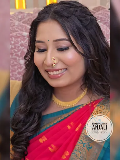 Akshaya's happy smile during her engagement. The soft makeup look by Anjali highlights her natural beauty perfectly.