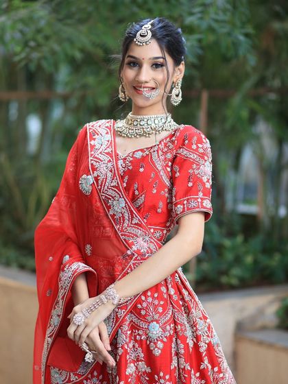 A complete bridal look featuring a heavy, gold-plated Kundan necklace, haath phool, and maang tikka, all available for rent.