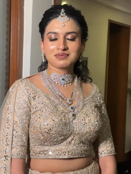 A close-up on the soft and glowing makeup for this reception. The eyeshadow is a gentle wash of neutral shimmer, paired with a soft nude lip to keep the look fresh and modern.