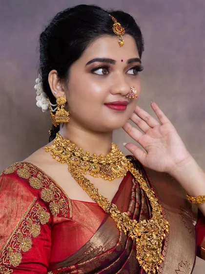 I am incredibly proud of my students' work. This stunning South Indian bridal look was created by one of my mentees, showcasing the pro-level skills and confidence they gain through my training program.