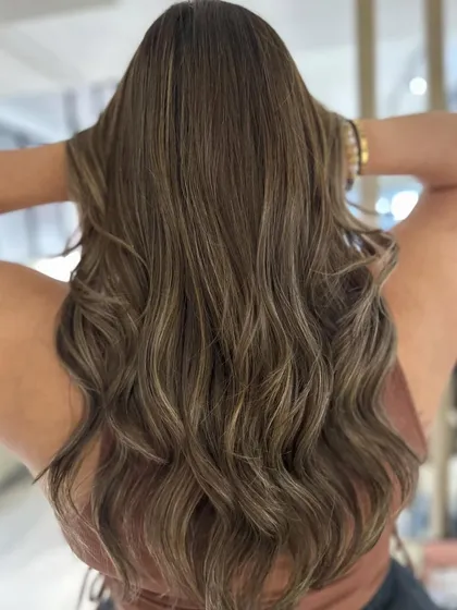 A cool blonde highlight blend on a brunette base. This high-contrast look is bold and beautiful, achieved with a full head of classic highlights.