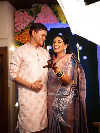 A fun, candid shot from the Simantpoojan. The bride's look is traditional yet comfortable, allowing her to enjoy every moment of the ceremony.