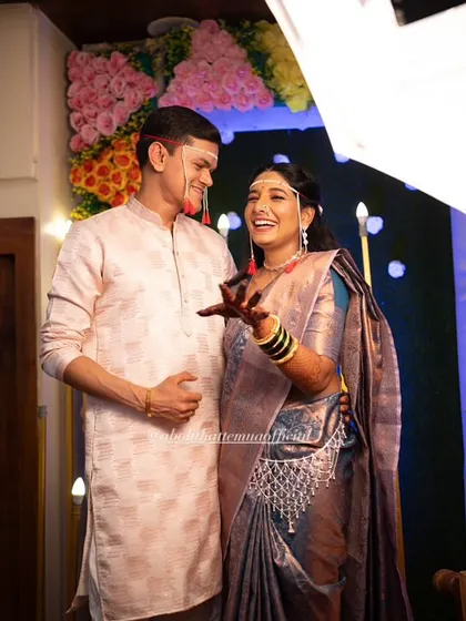 A fun, candid shot from the Simantpoojan. The bride's look is traditional yet comfortable, allowing her to enjoy every moment of the ceremony.
