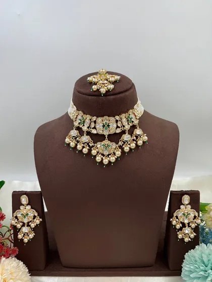 The full 'Noor Nazaakat' necklace set, for context.