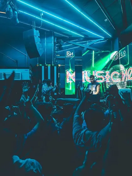The green and blue laser show at Flo creates a futuristic, spaceship-like vibe. I love how lighting can completely transform a space and a night.