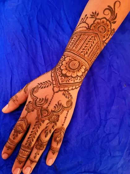 A single hand from the set I did for my sister, featuring a mix of architectural and organic elements for a modern look.