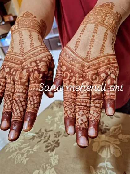 A simple yet beautiful design with a V-shape on the wrist and delicate patterns on the palm.