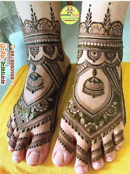 A beautiful bridal foot design featuring a central dome motif. The intricate net pattern on the toes and detailed ankle work make this a stunning choice.