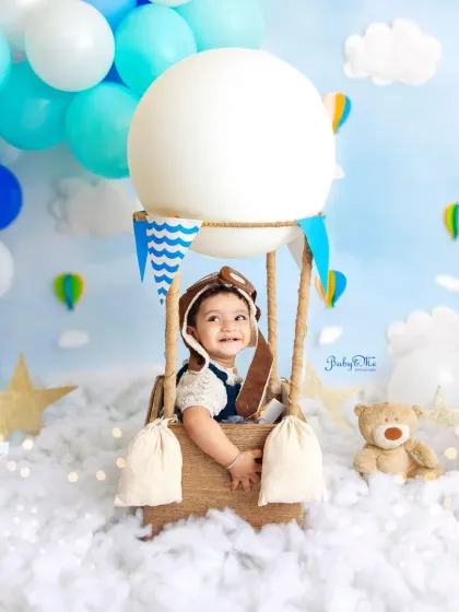 Up, up, and away! The hot air balloon theme creates such a dreamy and magical atmosphere. This little pilot’s happy smile makes my day. These imaginative setups are perfect for capturing your baby's one-year milestone.
