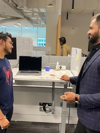 A close-up interaction during an intimate office workshop. Beyond the big stage, I specialize in small-group sessions that use mentalism to foster team building, communication, and a positive work environment right in your office space.