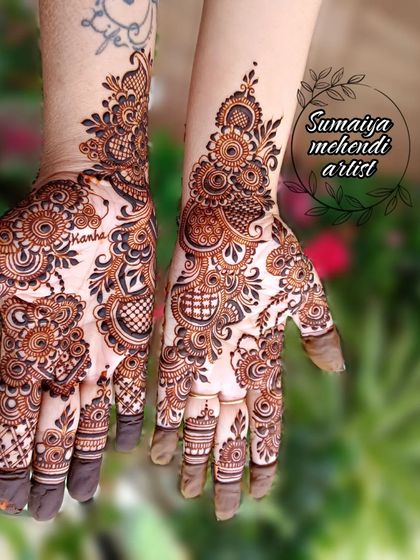 An Indo-Arabic design that combines bold, flowing vines with delicate, detailed patterns.