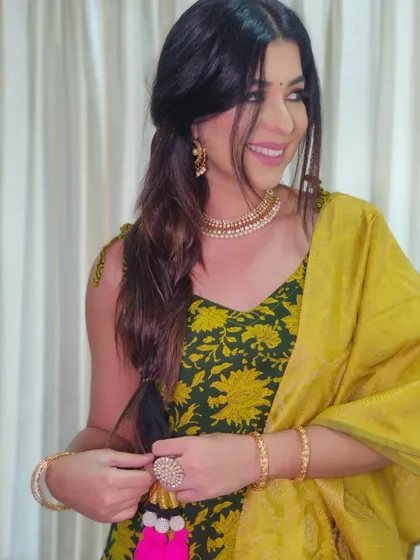 This look combines traditional elements like the braid and parandi with modern, soft makeup for a balanced and beautiful result.