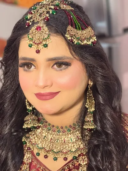 A final look at this Walima bride's makeup. The focus is on clean, beautiful skin and defined features, ensuring she looks stunning throughout her reception.