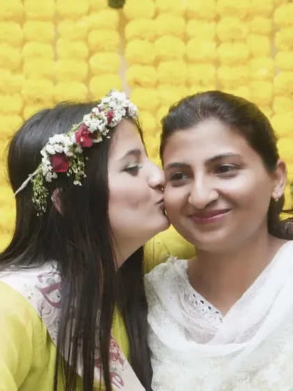 A tender kiss on the cheek. These are the unscripted, emotional moments during a mehendi ceremony that make the best memories.