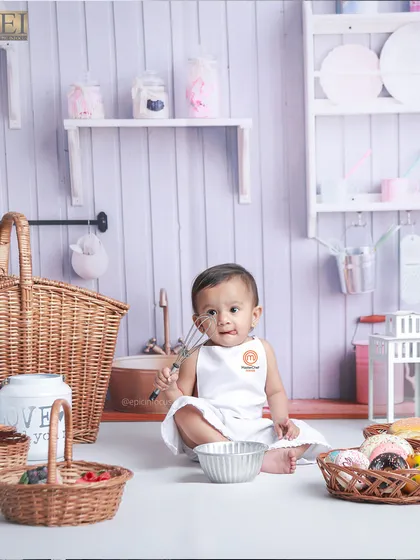 In a fully equipped mini-kitchen, this tiny chef is ready for action. The detailed set includes baskets, a whisk, and a bowl for a realistic and playful cooking scene.