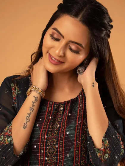 A soft and pretty shot, highlighting the delicate makeup and jewellery.