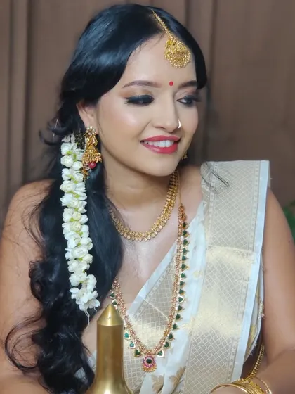 Another shot of this gorgeous South Indian makeover. The look is completed with a traditional hairstyle adorned with fresh jasmine flowers, or gajra.