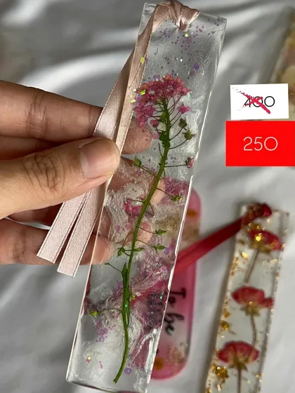 A single pressed flower stem makes this mini bookmark simple and elegant.