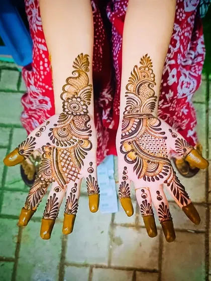 Another angle of the same elegant Arabic palm design.