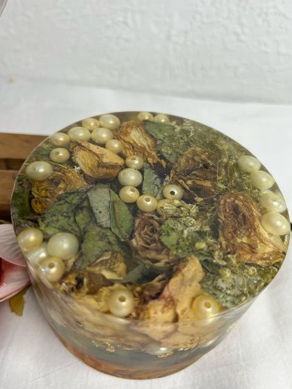 A round lamp created from the same bouquet as the 'P' initial lamp. This piece is filled with preserved flowers and pearls, creating a beautiful and coordinated set.