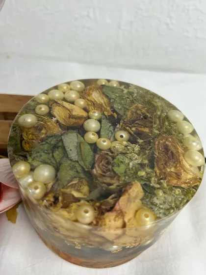 A round lamp created from the same bouquet as the 'P' initial lamp. This piece is filled with preserved flowers and pearls, creating a beautiful and coordinated set.
