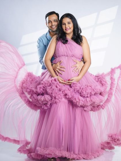 This shot shows how we can create a sense of movement even in a still photo. The flowing fabric of the pink gown frames the couple beautifully, highlighting the baby bump.